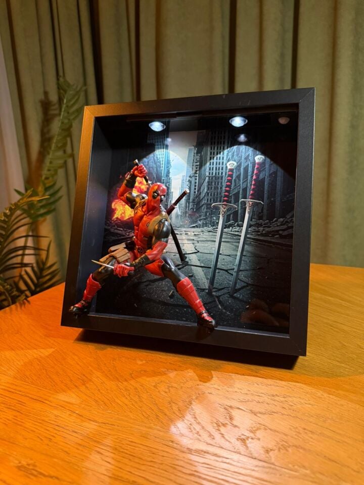 Deadpool Figürlü Dekoratif Çerçeve