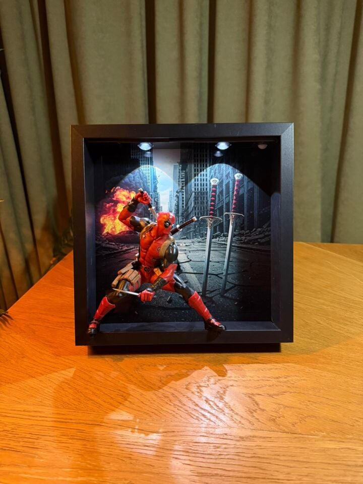 Deadpool Figürlü Dekoratif Çerçeve