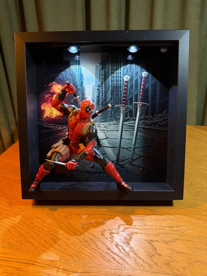 Deadpool Figürlü Dekoratif Çerçeve