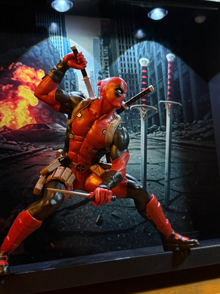 Deadpool Figürlü Dekoratif Çerçeve