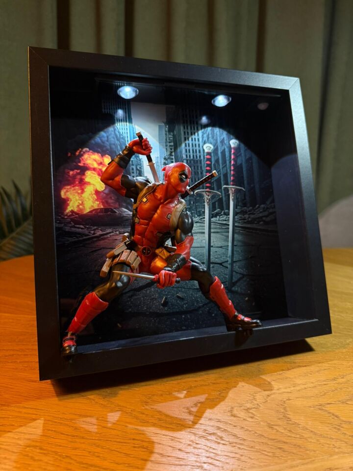 Deadpool Figürlü Dekoratif Çerçeve